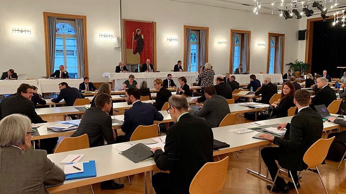 Der Kanton Glarus plant eine Reform der Krisensicherheit seines politischen Systems, um in Notlagen flexibler zu handeln.