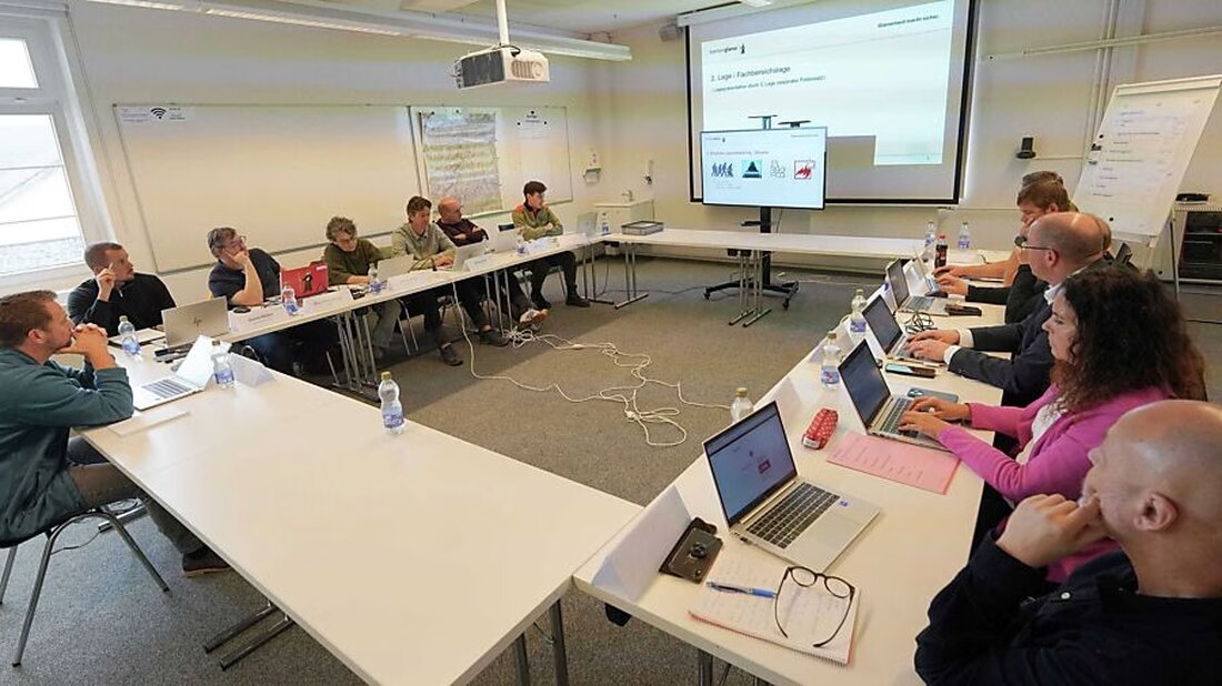 Am 6. und 7. November 2025 übte der Kanton Glarus in der nationalen Krisenübung die Zusammenarbeit bei hybriden Bedrohungen.