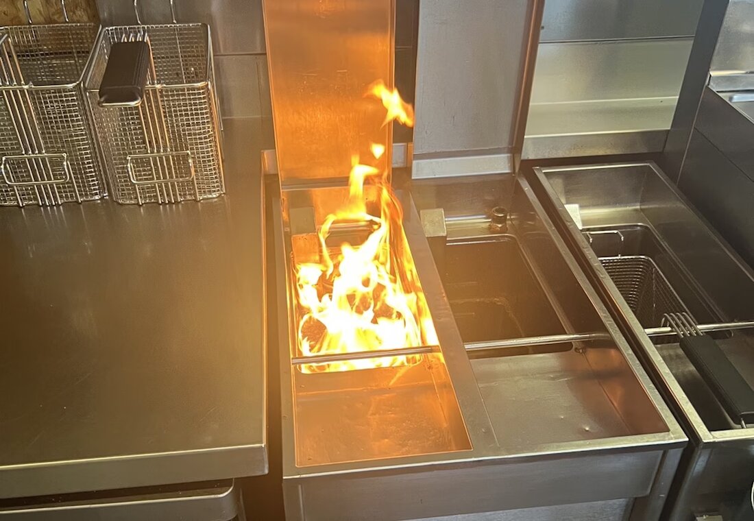 Am Donnerstagmorgen, 11.09.2025, brannte eine Fritteuse in einer Restaurantküche in Rorschach. Feuerwehr und Rettungsdienst gestanden bereit.