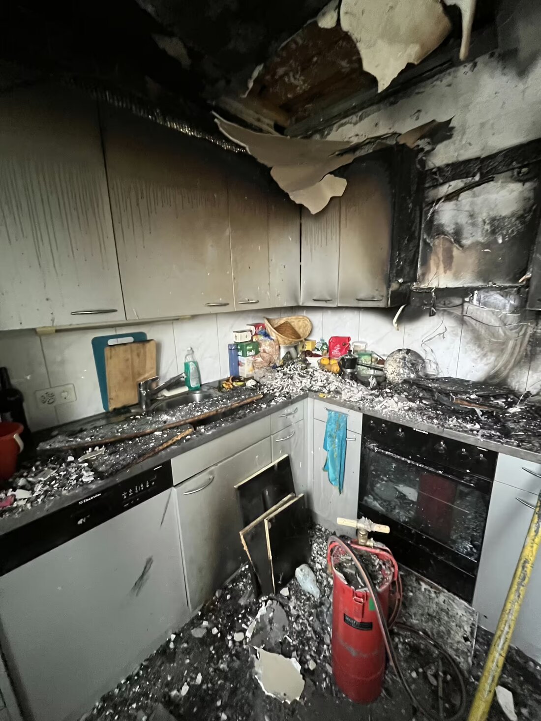 In Biel brach am 9. November 2024 ein Küchenbrand aus. Die Feuerwehr löschte erfolgreich, Ermittlungen zur Ursache laufen.