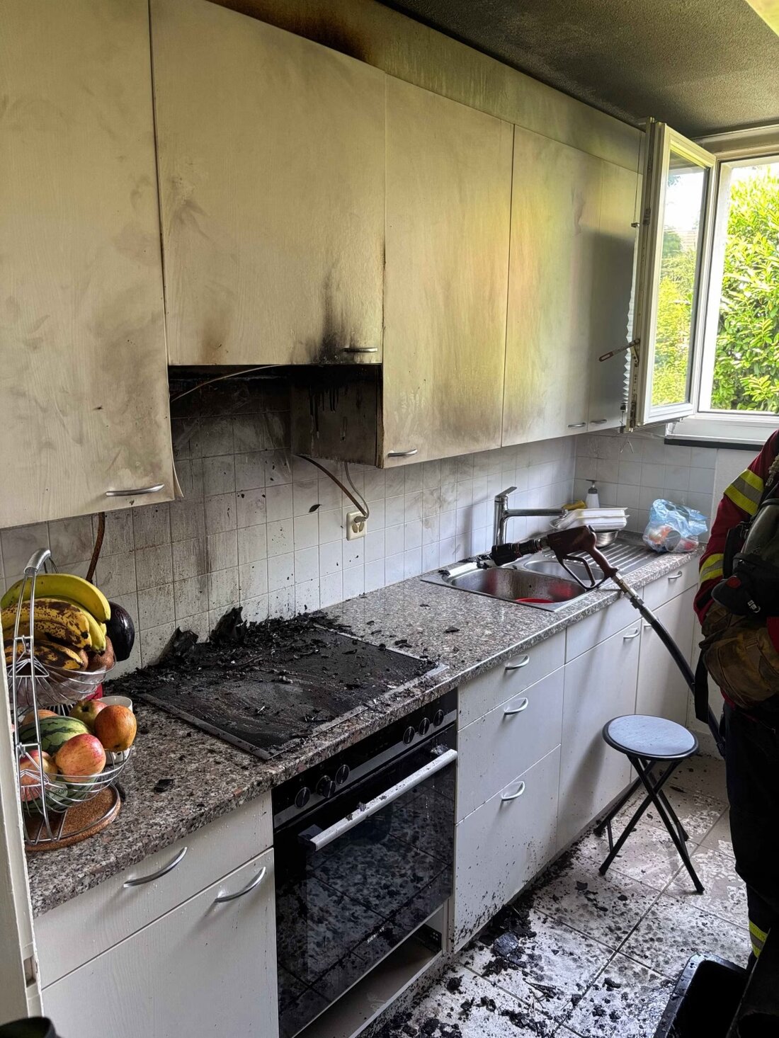 In Gossau kam es am 14.06.2025 zu einem Küchenbrand, ausgelöst durch eine Frau, die Öl erhitzte. Die Feuerwehr löschte schnell.