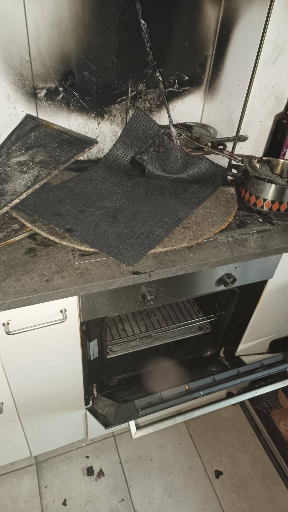 Am 23. August 2025 verursachte ein Küchenbrand in Herisau erheblichen Rauchschaden. Verletzt wurde niemand, der Sachschaden beträgt mehrere Tausend Franken.