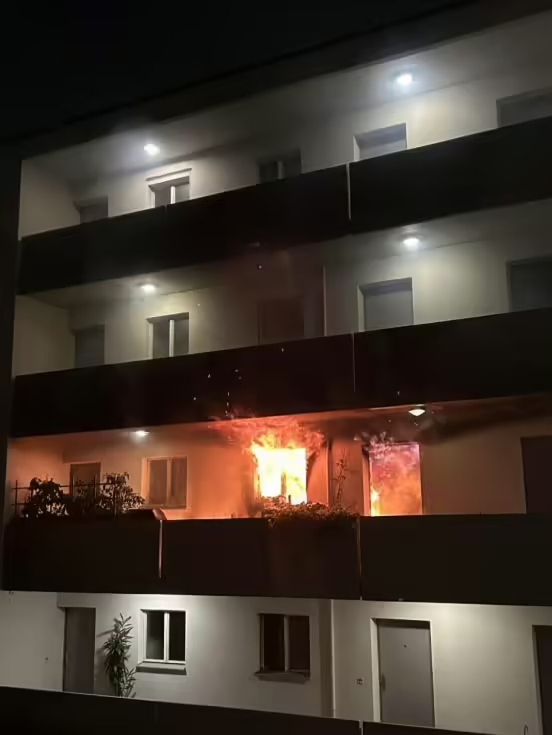 In Kloten brach ein Küchenbrand aus, der zur Evakuierung von etwa 40 Bewohnern führte. Ein Mann wurde verletzt. Ermittlungen laufen.