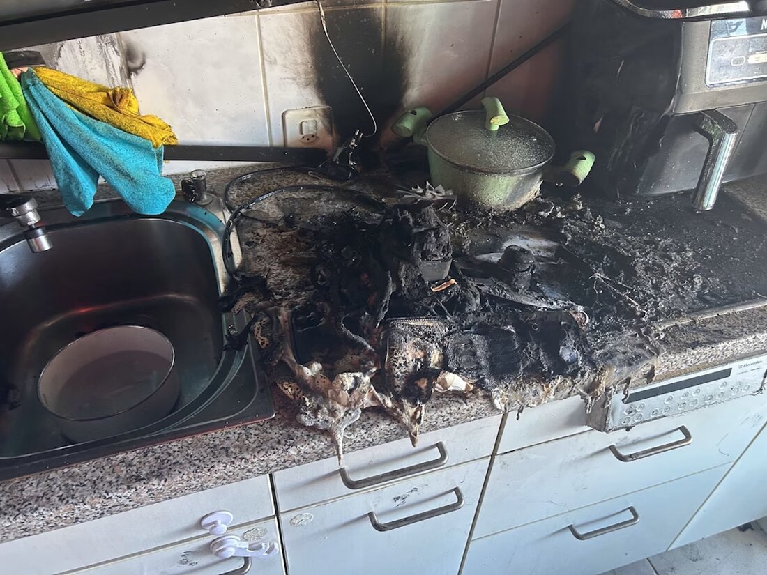 Am 07.10.2025 kam es in Bronschhofen zu einem Küchenbrand. Die Feuerwehr konnte schnell eingreifen, dennoch ist die Wohnung unbewohnbar.
