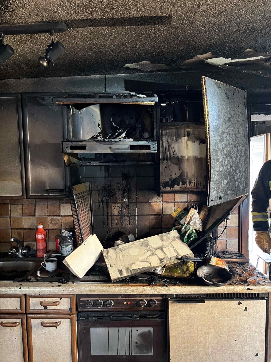 In Widnau kam es am 22.10.2025 zu einem Küchenbrand in einem Mehrfamilienhaus. Trotz hoher Sachschäden blieben die Bewohner unverletzt.