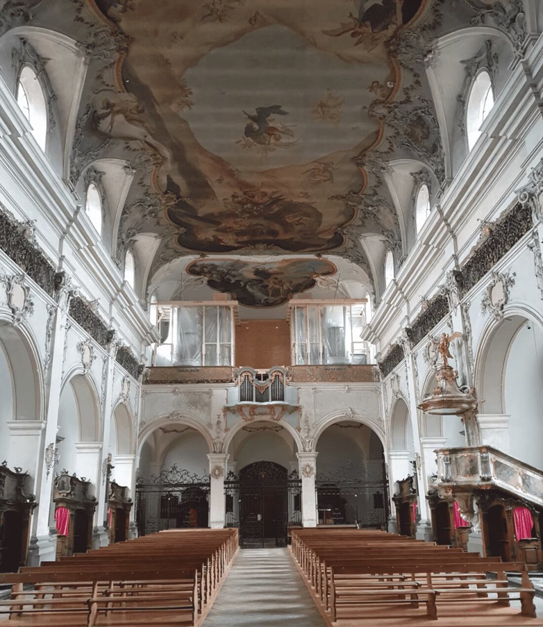 Der Staatsrat beantragt einen Studienkredit zur Restaurierung der Kirche des Kollegiums St. Michael in Freiburg, um das Baudenkmal zu sichern und kulturelle Veranstaltungen zu fördern.