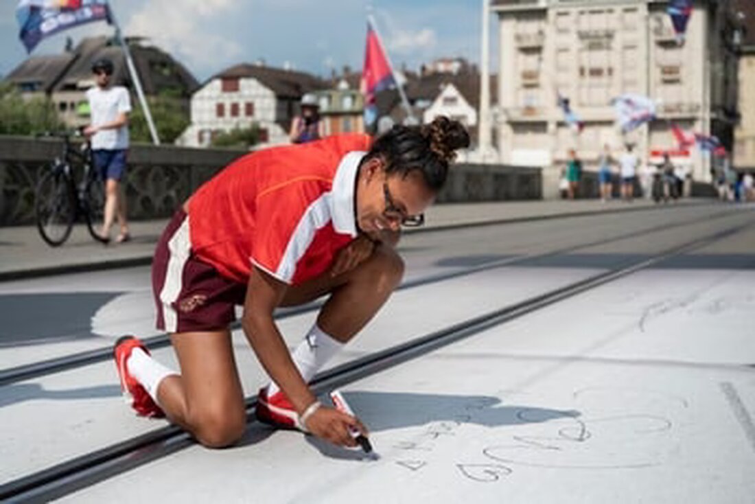 Am Käppelijoch unterzeichneten Coumba Sow und Lise Klaveness die ersten Bälle der Kunstaktion «Bridge Kick» zur UEFA Women’s Euro 2025.
