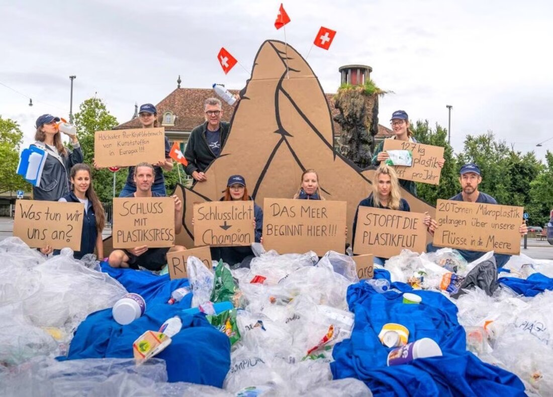 OceanCare und The Trash Traveler gestalten am 28. August 2025 in Bern eine Kunstaktion zur Übergabe einer Plastikpetition mit 13.187 Unterschriften.