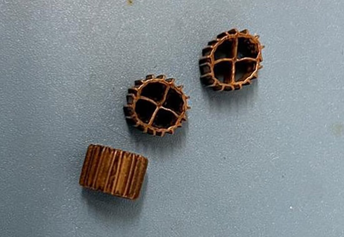 Im Bach Crausa wurde Kunststoffabfall entdeckt. Umweltbehörden koordinieren die Bergung zur Vermeidung von Mikroplastik.