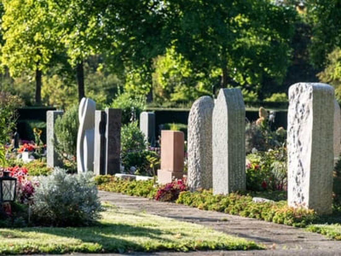 Am 1. November 2025 lädt die Stadtgärtnerei Basel zur Grabmalprämierung und zum Allerheiligenkonzert auf dem Friedhof am Hörnli. Entdecken Sie herausragende Grabmal-Kunst und genießen Sie musikalische Darbietungen des Ensembles Cantalon. Eintritt frei.