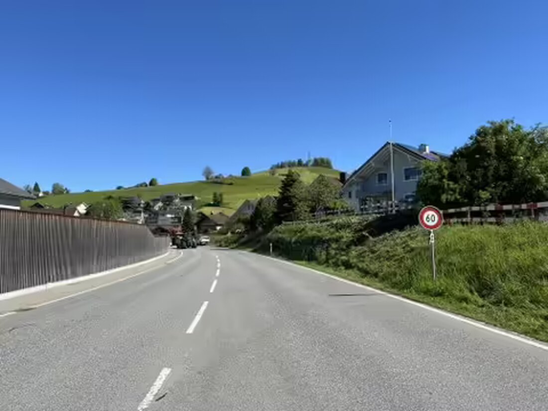 Bau der Lärmschutzwand Imm Ost startet am 21. Mai 2024 bis September. Sicherheitsmaßnahmen und neue Strassengestaltung geplant.