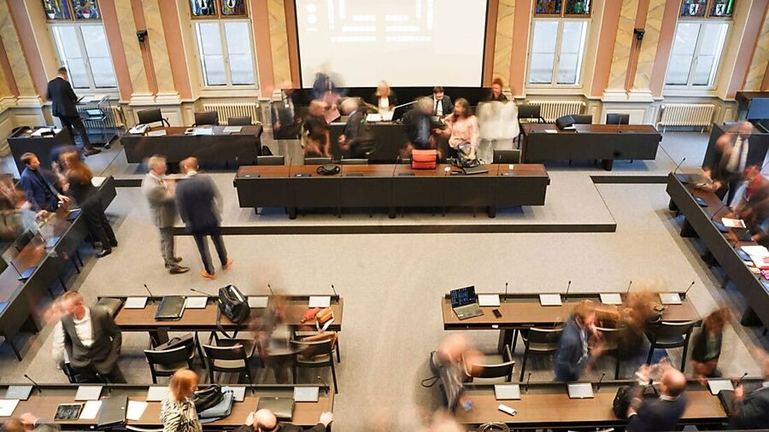 Am 27. August 2025 beschloss der Landrat in Glarus wichtige Änderungen, darunter neue Mitglieder der Steuerrekurskommission und Kirchgemeindestruktur.