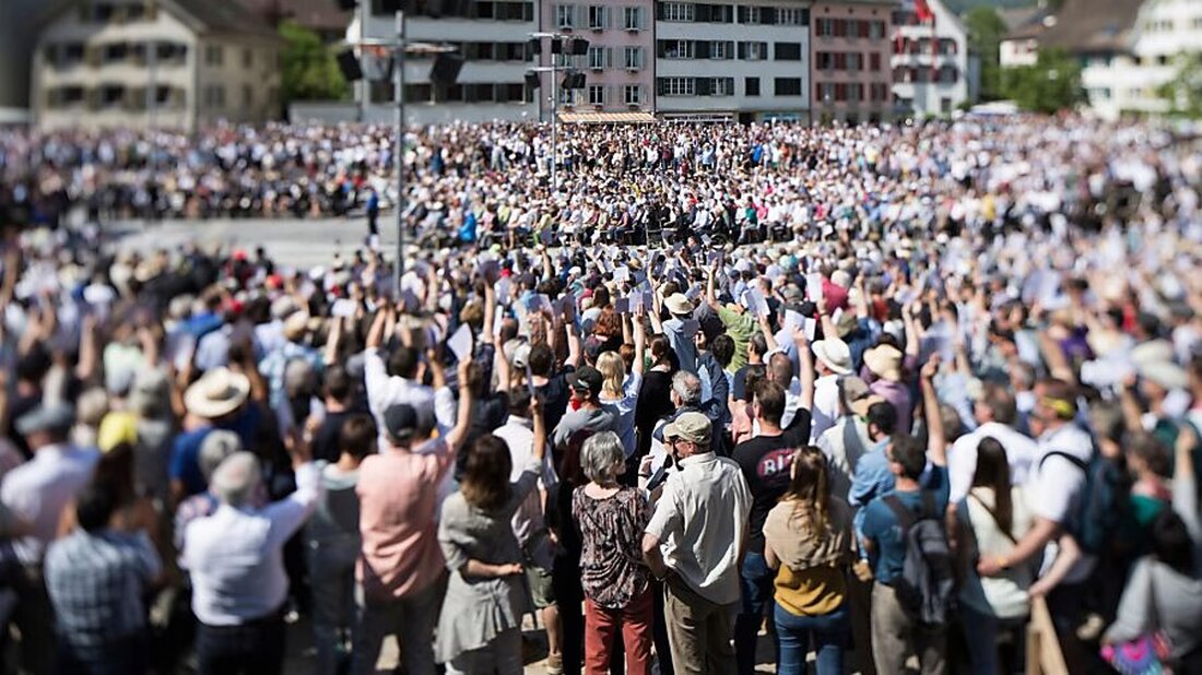 Am 4. Mai 2025 findet die Landsgemeinde in Glarus statt. 12 Traktanden werden diskutiert, darunter wichtige Gesetzesvorlagen.