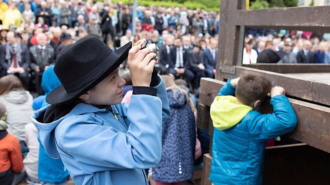 Eine neue Plattform verbessert die Sichtbarkeit der Landsgemeinde Glarus mit Informationen und Live-Übertragungen vor, während und nach der Veranstaltung.