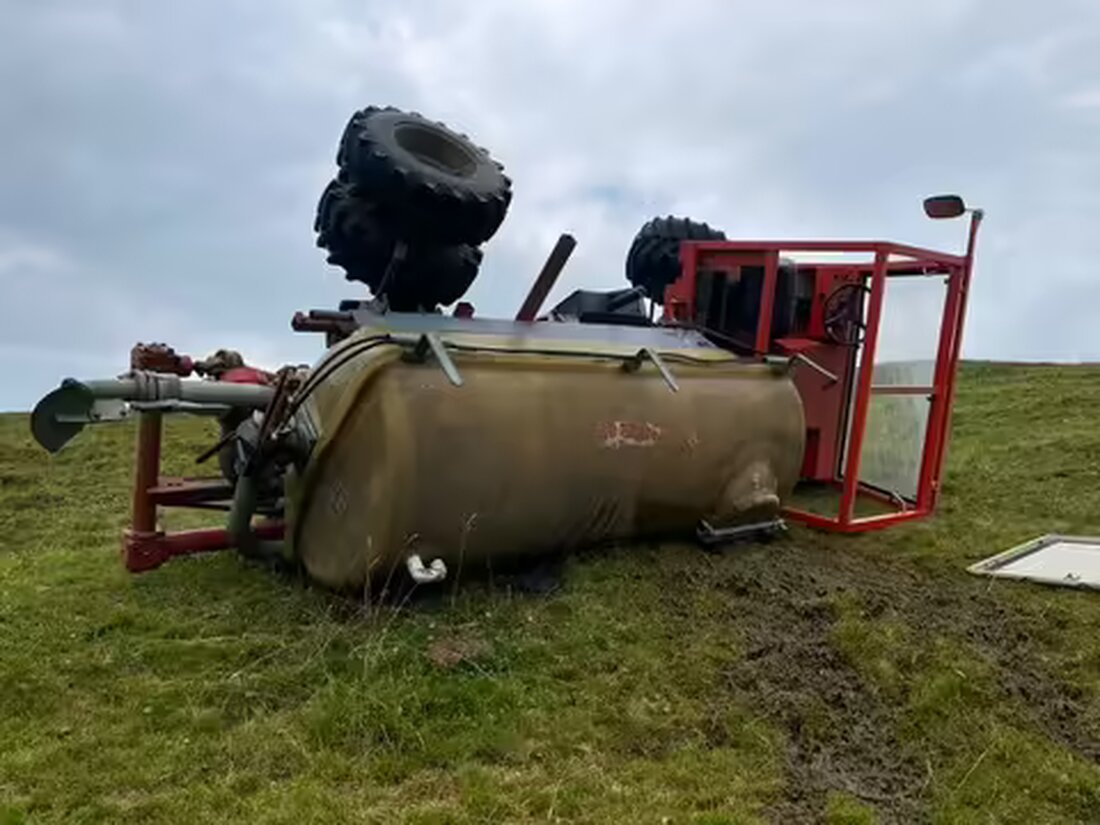 Ein 72-jähriger Landwirt verletzte sich beim Überschlag seines Transporters auf steilem Gelände in Gonten. Unfallursache wird ermittelt.