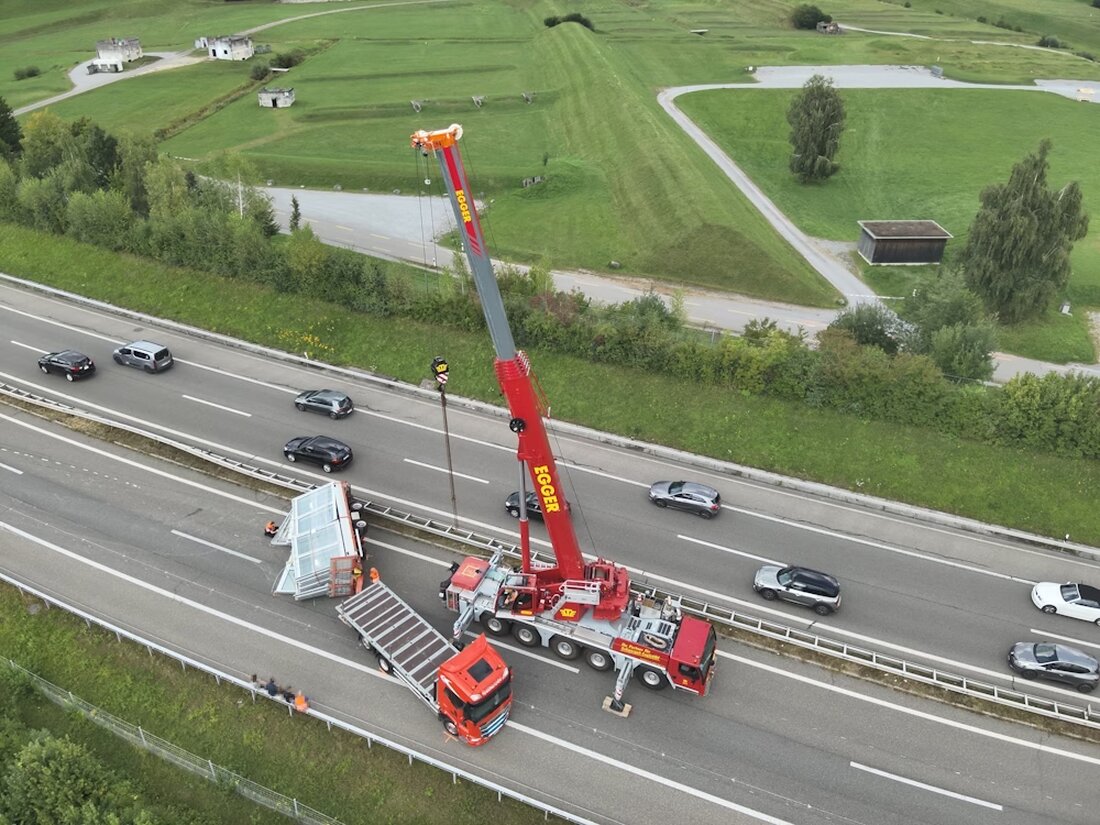 Am 22.08.2025 kippte der Anhänger eines Lastwagens auf der A1 bei Gossau, was zu einer Vollsperrung und Stau führte. Niemand verletzte sich.