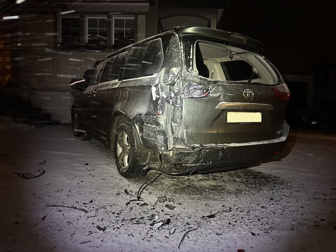 In Hundwil kam es am 7. Januar 2026 zu einem Unfall, als ein Lastwagenanhänger in einer Kurve ausschert und ein geparktes Auto rammt.