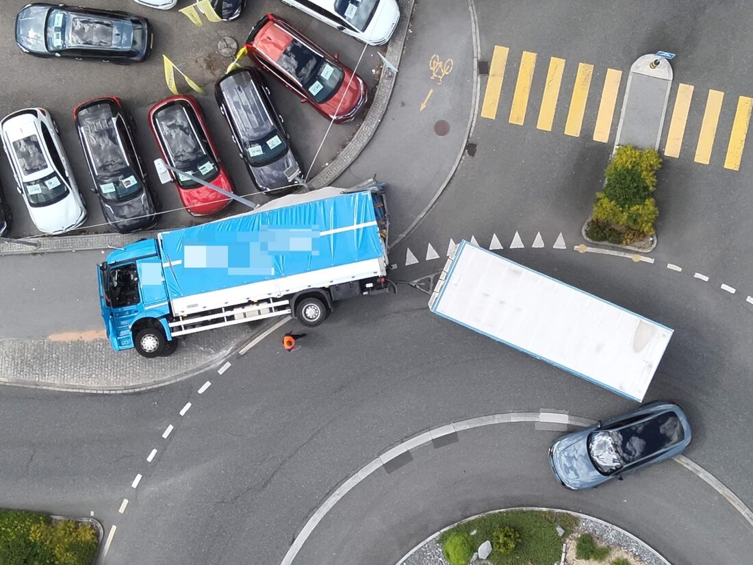 Ein Lastwagen kippte am 16.05.2025 im Kreisverkehr von Schmerikon um. Verkehrsbehinderungen und Sachschaden in Höhe von mehreren zehntausend Franken entstanden.