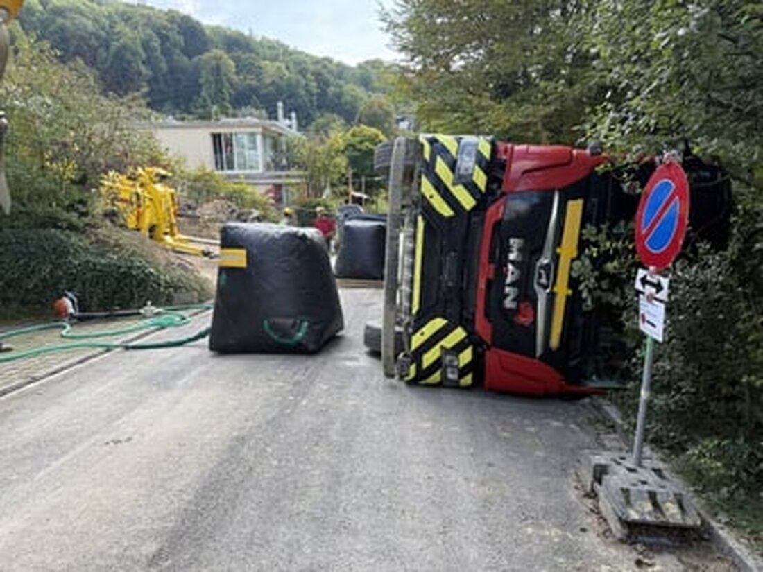 In Riehen kippte ein Lastwagen beim Abbiegen und stürzte auf ein Grundstück. Der Fahrer blieb unverletzt, die Ermittlungen laufen.