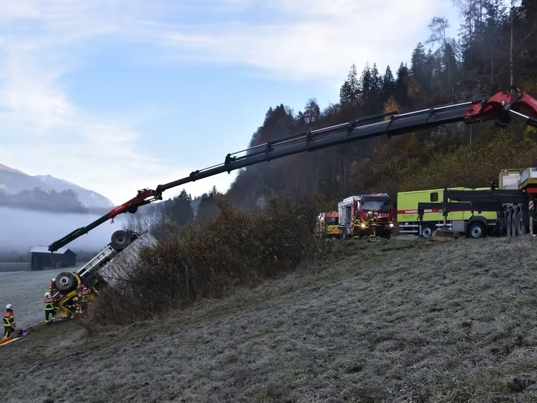 In Castrisch überschlug sich ein Lastwagen; der Fahrer wurde verletzt und musste in einer mehrstündigen Rettungsaktion befreit werden.