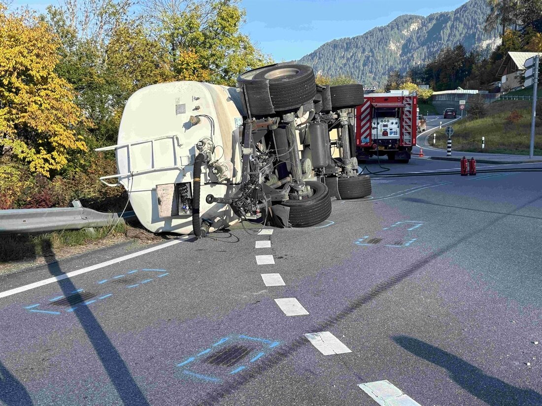 Am Freitagnachmittag kippte ein Tankanhänger in Ilanz. Glücklicherweise gab es keine Verletzten. Die Ursache wird untersucht.