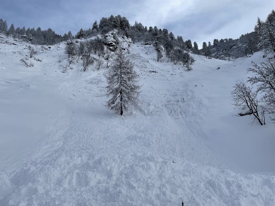 Am Sonntagnachmittag wurden zwei Langläuferinnen in Maloja von einer Lawine erfasst. Eine wurde vollständig, die andere teilverschüttet.