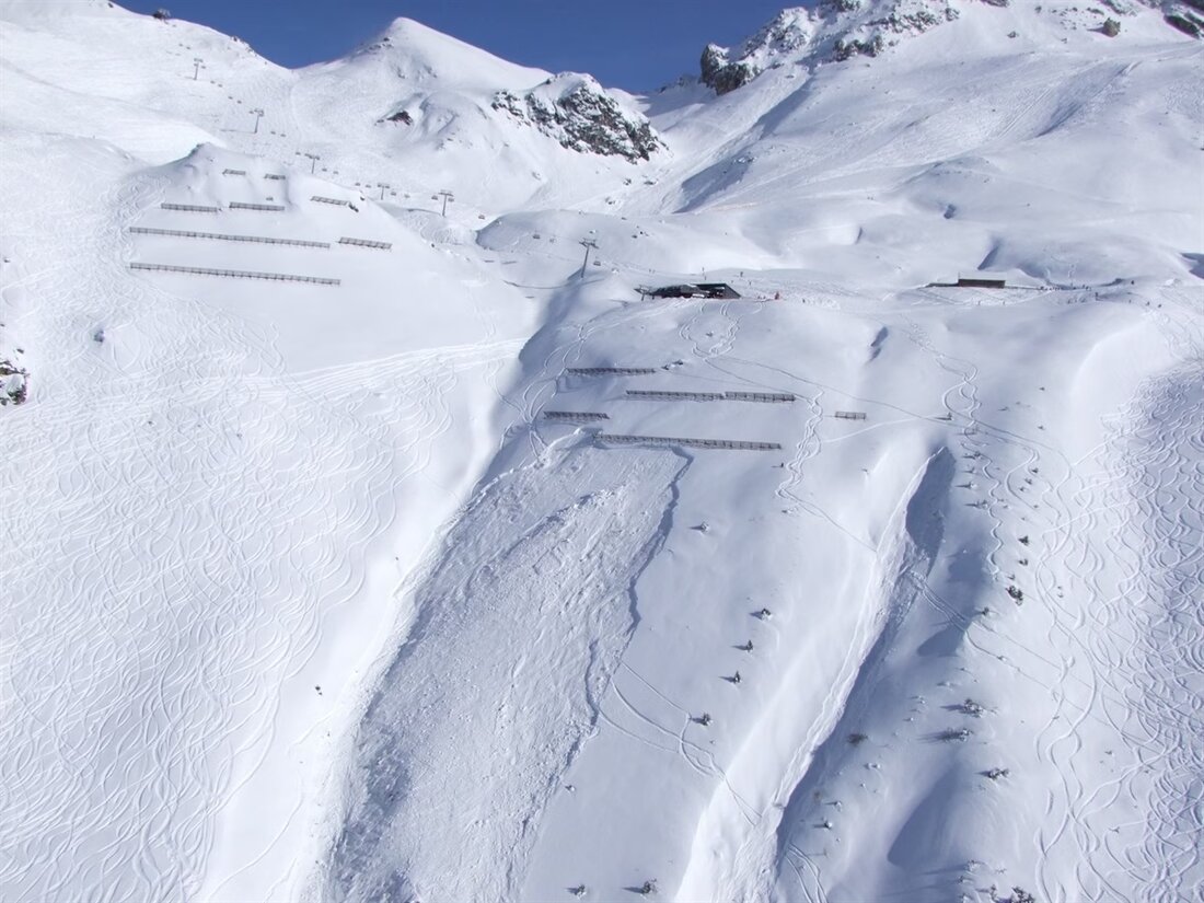 In Parpan kam es zu einem tragischen Lawinenunfall, bei dem ein Snowboarder bei einem ungemarkierten Abfahrt tödlich verunglückte.