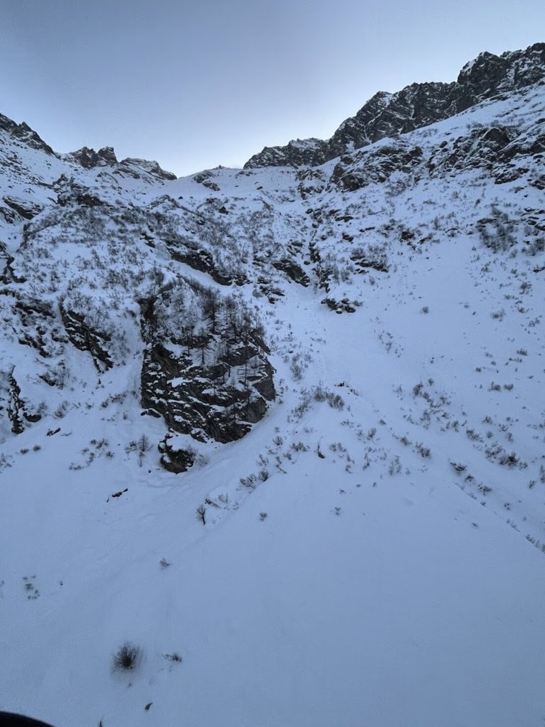 Ein schwerer Lawinenunfall in Mauvoisin, bei dem ein 27-jähriger Schweizer verstorben ist, fordert erhöhte Wachsamkeit in den Bergen.