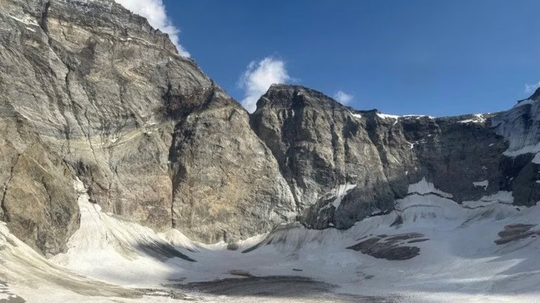 Am 11. August 2025 wurde bei Zermatt eine leblose Person an der Testa del Leone entdeckt. Die Staatsanwaltschaft hat Ermittlungen eingeleitet.