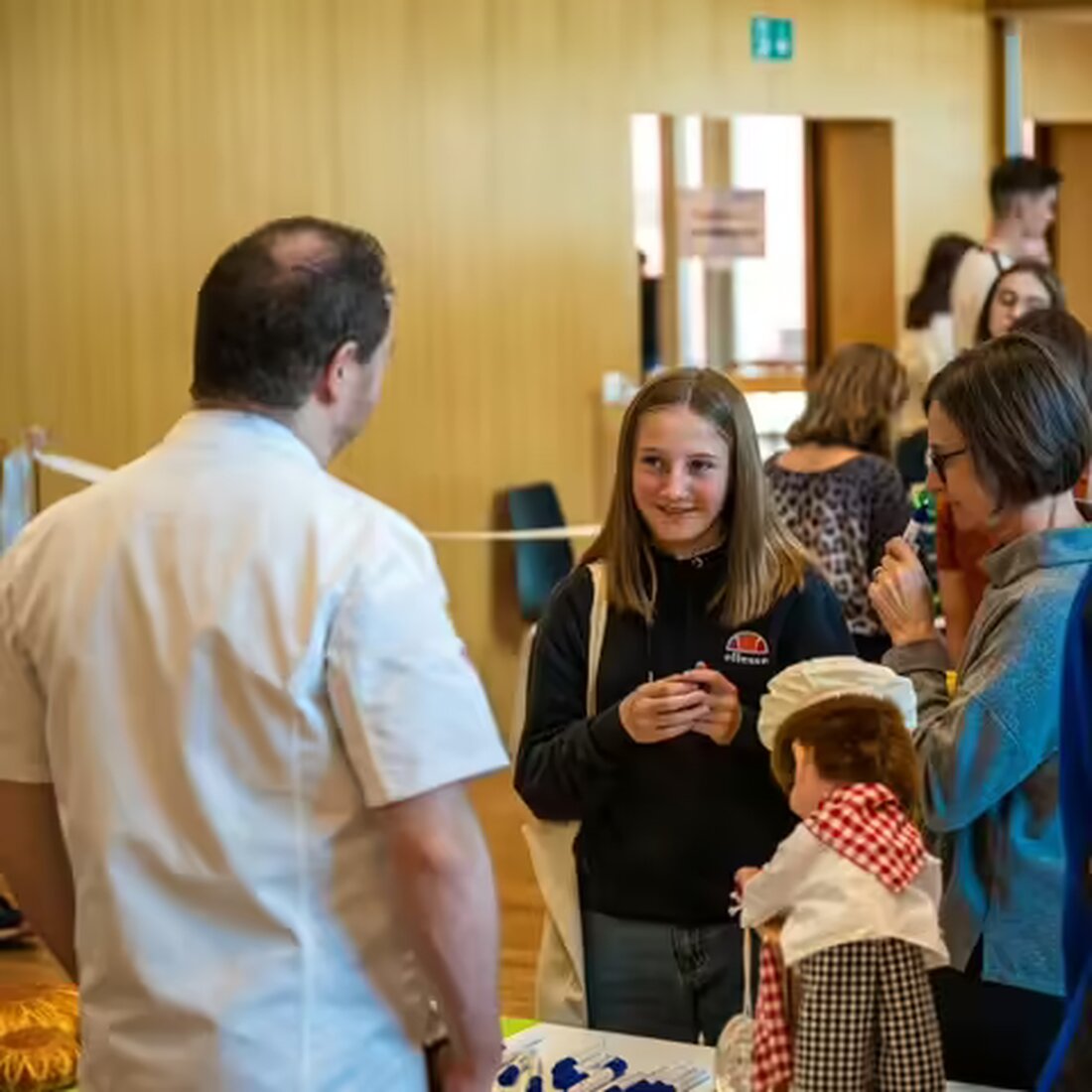 Am 18. November 2023 bietet die Tischmesse in Appenzell Einblick in 77 Lehrberufe. Schüler und Eltern können direkt mit Betrieben sprechen.