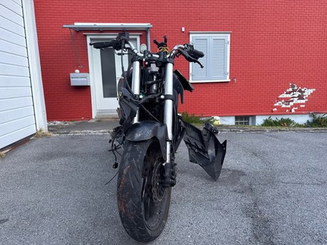 Ein 17-jähriger Lernfahrer verunfallte mit seinem Motorrad in Oberegg. Das führerlose Motorrad prallte in eine Hauswand.