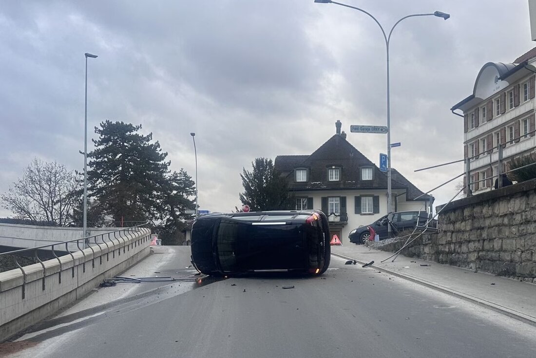 Eine 27-jährige Lernfahrerin verursachte am 2. Januar 2026 in Herisau einen Selbstunfall, wobei das Auto Totalschaden erlitt.