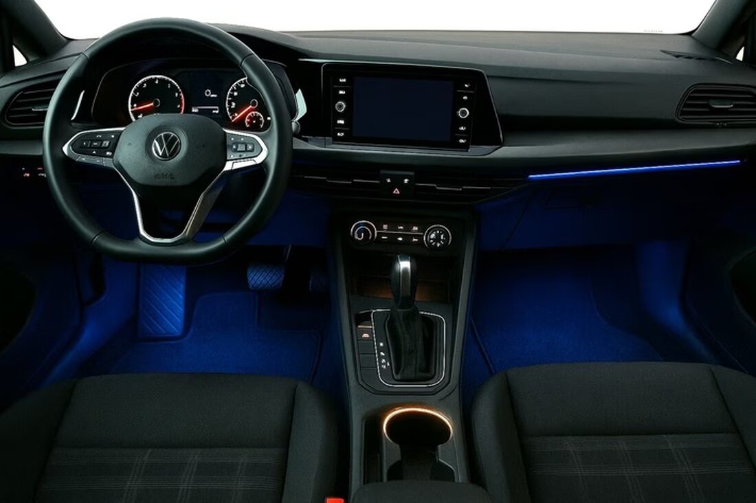 Erfahren Sie, welche Ambiente-Beleuchtung im Auto laut MFK erlaubt ist, um Sicherheit und Verkaufschancen zu erhöhen.