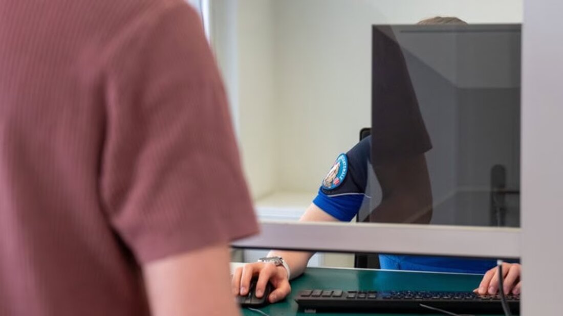 Ein 72-jähriger Schweizer fiel einem Liebesbetrug zum Opfer und ruinierte finanziell 42 Personen. Polizei warnt vor Internetbetrug.