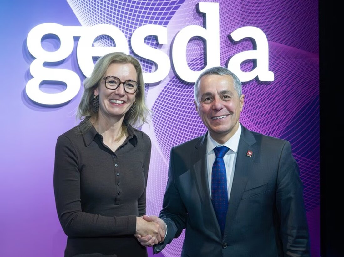 Regierungschefin-Stellvertreterin Sabine Monauni stärkt Liechtensteins Einfluss bei GESDA 2023 in Genf durch engagierte Diskussionen über globale Herausforderungen.