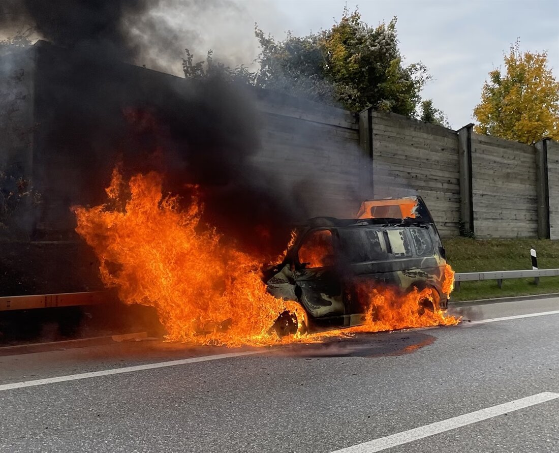 Fahrzeugbrand auf der A13 in Domat/Ems verursacht Verkehrsbehinderung. Feuerwehr löschte brennenden Lieferwagen, keine Verletzten.