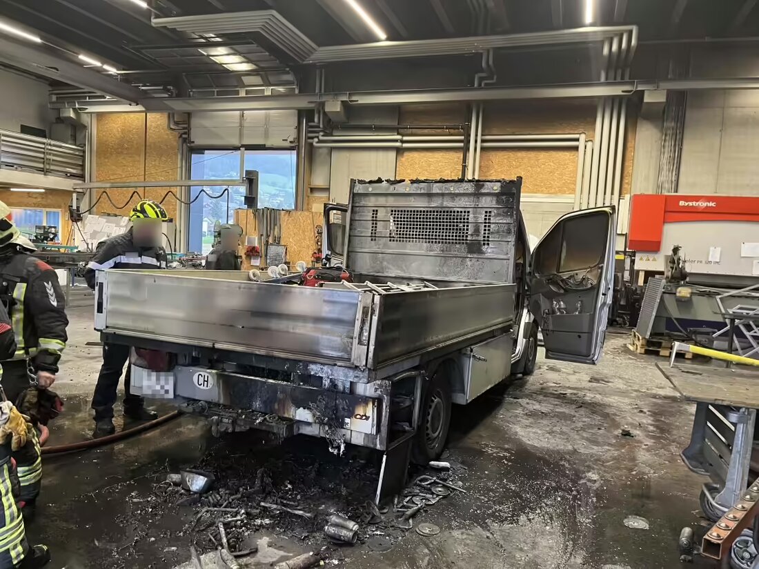 Lieferwagen in Marbach Brand in Firmenhalle verursacht Sachschaden von 100.000 Franken. Feuerwehr löscht schnell, keine Verletzten.