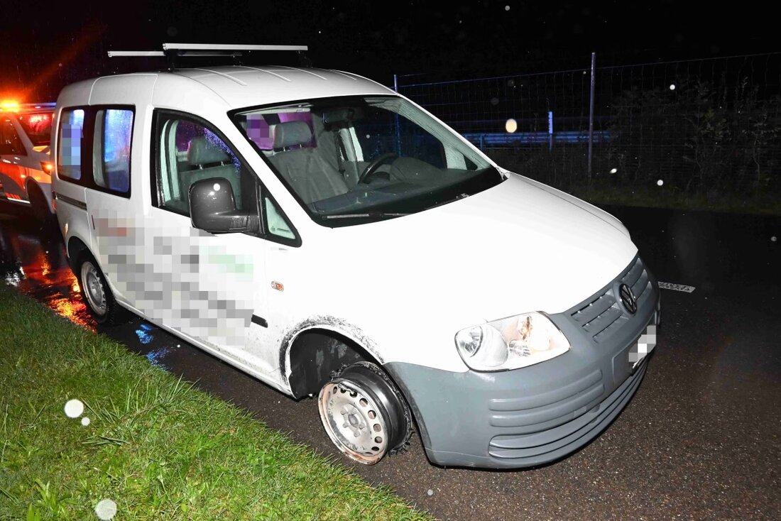In Diepoldsau verursachte ein entwendeter Lieferwagen unter der Kontrolle der Polizei einen Unfall; der fahrunfähige Fahrer wurde festgenommen.