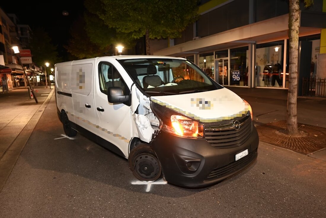 Ein 35-Jähriger prallt in Buchs mit seinem Lieferwagen gegen eine Strassenlaterne. Er wird als fahrunfähig eingestuft.