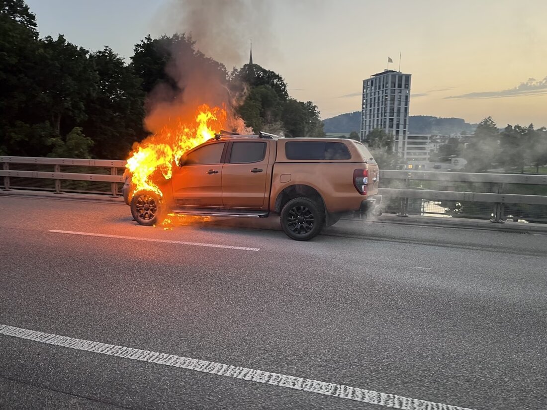 Am Dienstagabend geriet ein Lieferwagen in Wil in Brand; eine 17-Jährige wurde leicht verletzt, Feuerwehr löschte den Brand.
