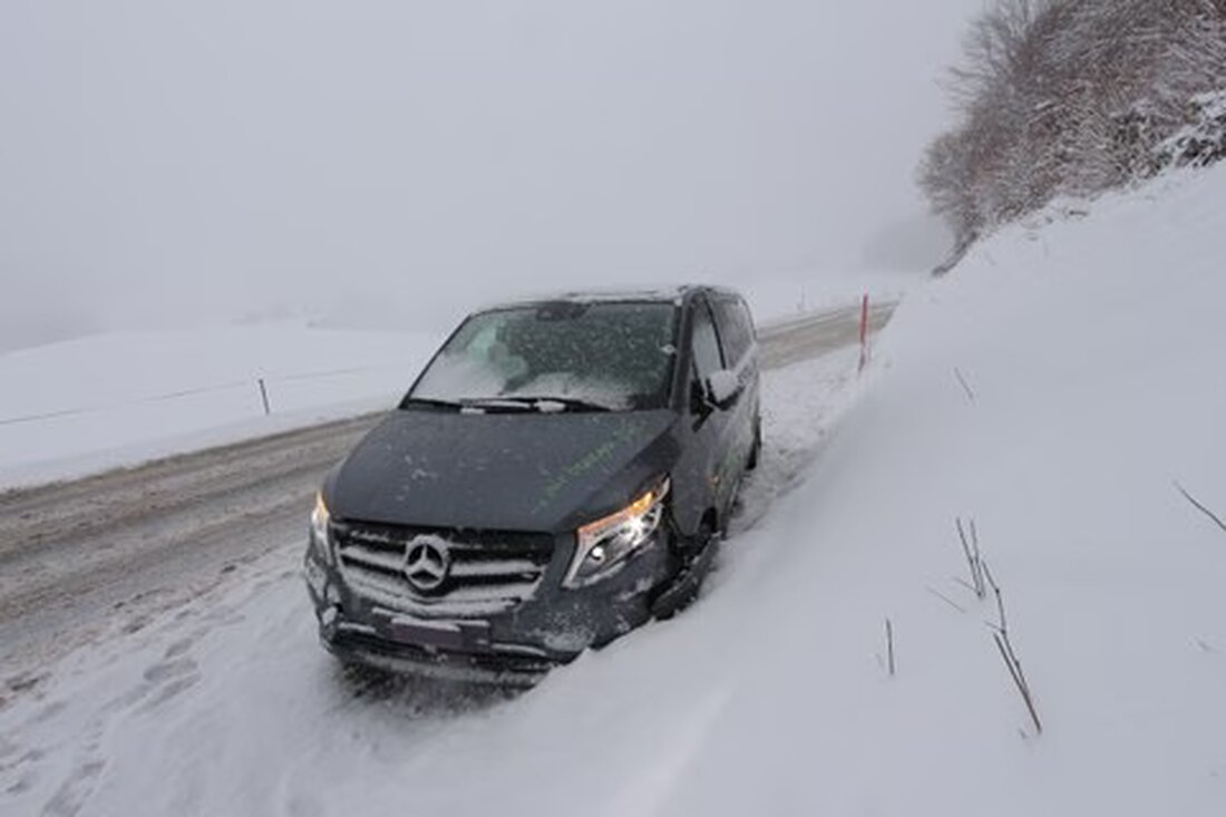 Ein dunkler Lieferwagen kollidierte in Enggenhütten mit einer Mauer. Zeugen werden gesucht! Telefon: 071 788 95 00.