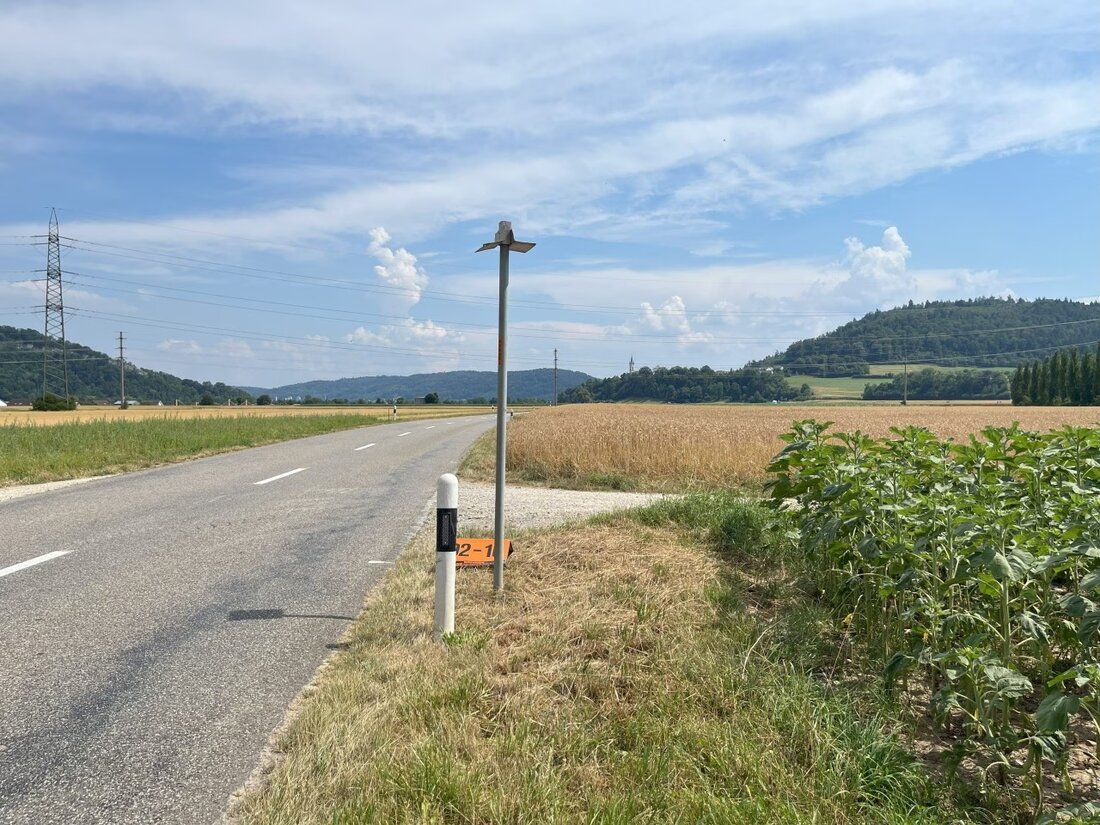 Ein Coop-Lieferwagen verunfallte bei Villigen nach einem Überholmanöver. Die Kantonspolizei sucht Zeugen und das überholende Fahrzeug.