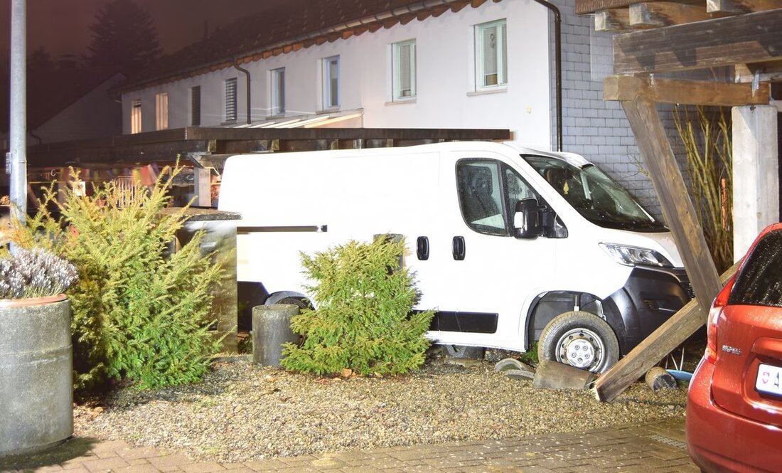 In Herisau kam es zu einem Selbstunfall mit einem Lieferwagen, der Totalschaden verursachte. Fahrer blieb unverletzt.