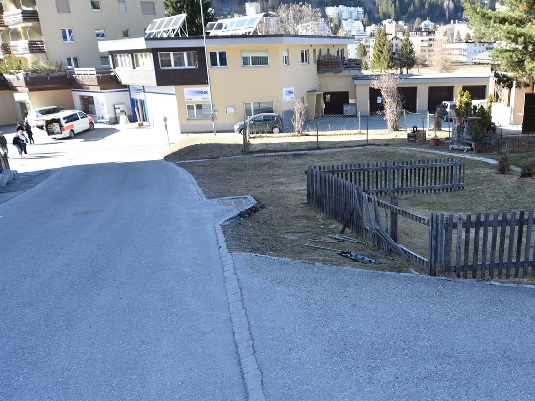 In Davos Platz rollte ein ungenügend gesicherter Lieferwagen hinunter und kollidierte mit einer Hausfassade. 20'000 Franken Sachschaden.
