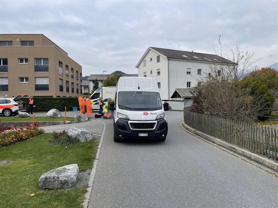 In Bonaduz wurde ein Arbeiter von einem rückwärtsfahrenden Lieferwagen angefahren. Der Verletzte wurde ins Spital gebracht. Kantonspolizei untersucht den Vorfall.