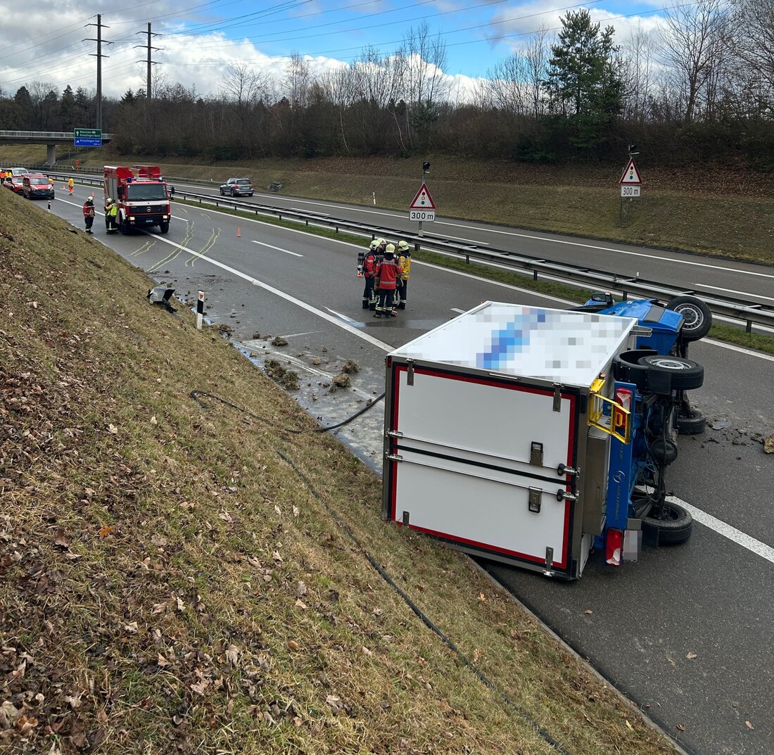 Ein Lieferwagen verlor auf der A7 bei Kemmental die Kontrolle und kippte um; der Fahrer blieb unverletzt. Feuerwehr alarmiert.
