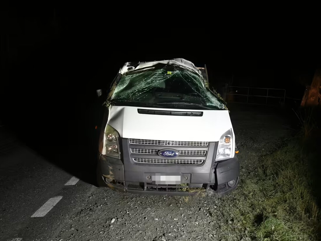 In Surava überschlug sich ein Lieferwagen auf vereister Fahrbahn. Der Fahrer war ohne gültigen Führerschein unterwegs.