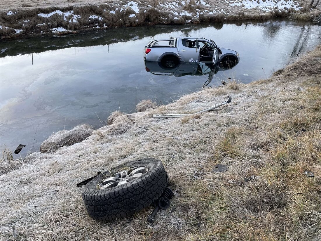 In Sils im Engadin landete ein Lieferwagen nach einem Unfall im Inn. Glücklicherweise blieb der Fahrer unverletzt. Die Polizei ermittelt.