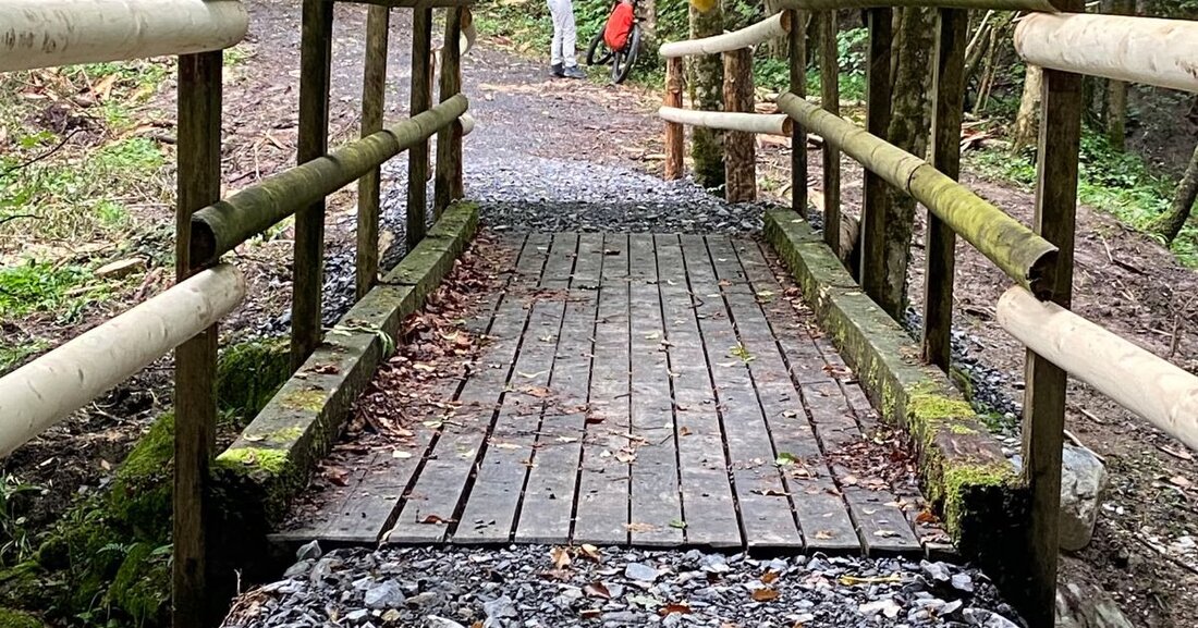 Die Littibachbrücke in Baar ist nach Reparaturen seit Juni 2025 wieder geöffnet. Erfahren Sie mehr über den Zustand und zukünftige Pläne.