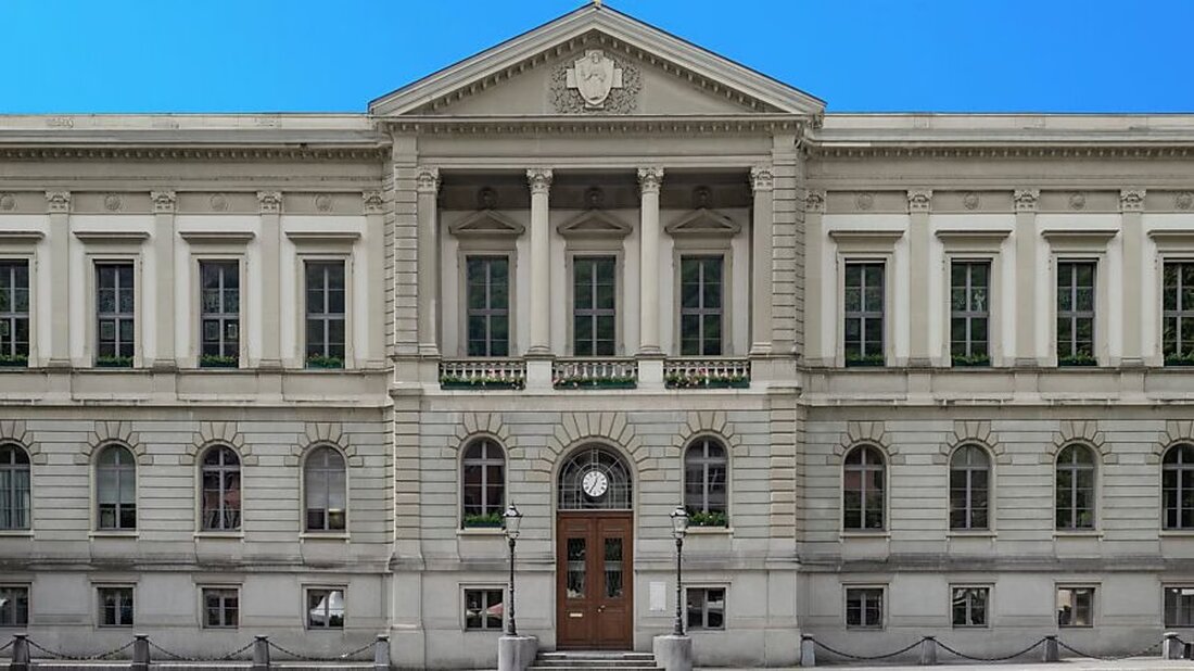 Der Glarner Regierungsrat hat am 6. Januar 2026 Änderungen der Lohnverordnung zur Vernehmlassung geschickt, um die Lohnbänder zu reduzieren und eine Anpassung an die Teuerung vorzunehmen.